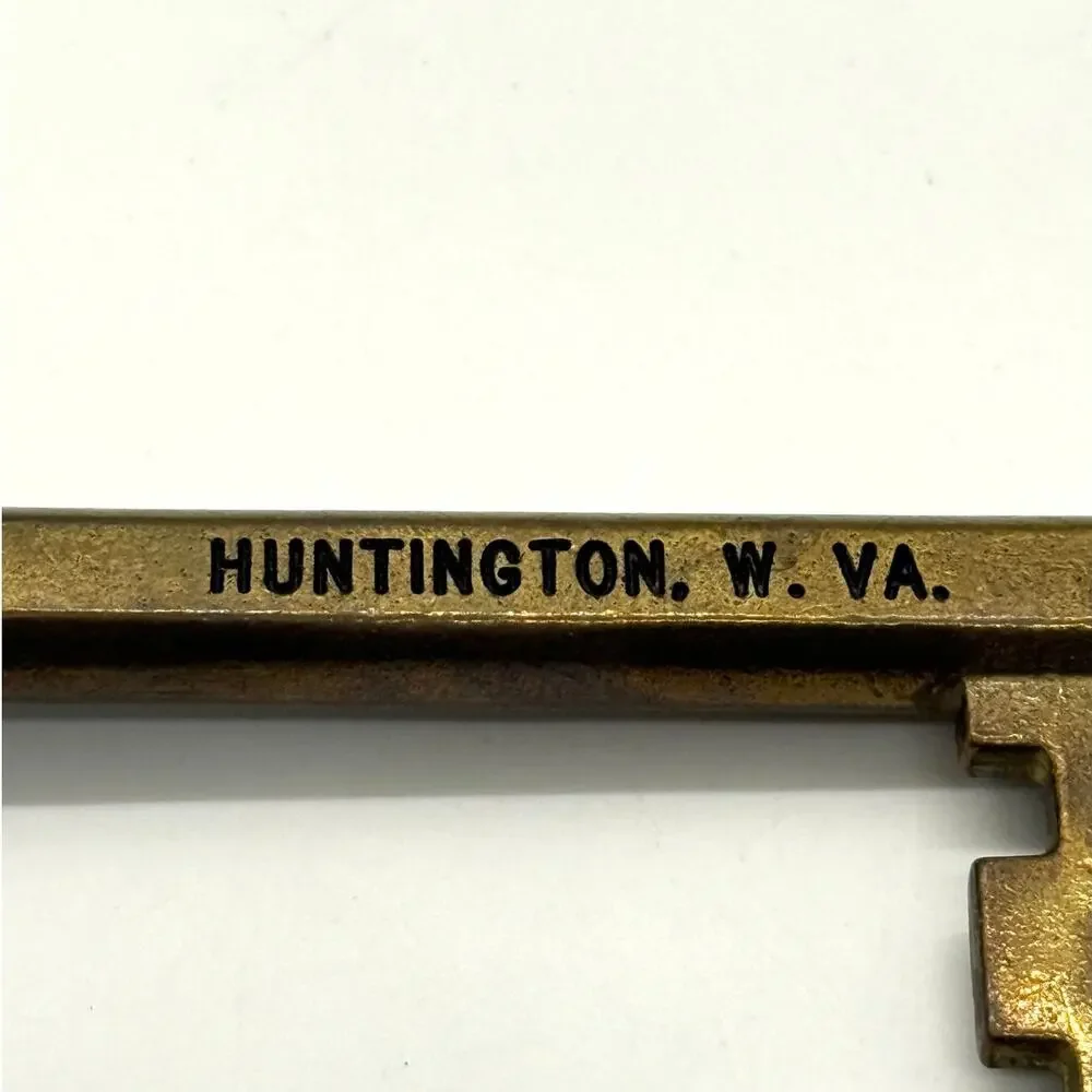 VTG Brass Skeleton Key Huntington W VA Inscribed 7 Inch‎ Souvenir Oversize Decor